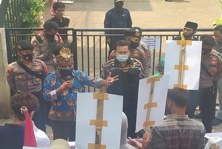 Nickolas O. Nussy saat menyampaikan aspirasi ke Kommas HAM meminta presiden Jokowi dipanggil untuk menunda Pilkada 2020, Kamis (10/09/2020) di Kantor Komnas HAM, Menteng, Jakarta Pusat.